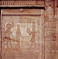 Rilievo raffigurante un faraone che offre un dono ad Hathor e Horus, dalla casa della nascita romana, o Mammisi, a Dendera, ca. 125 a.C.-60 d.C.