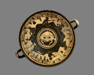 Coppa a figure nere attica decorata con un tondo con testa di Gorgone circondato da sei uomini reclinati che partecipano a un simposio, nello stile del Pittore di Andocide, c.500 a.C.