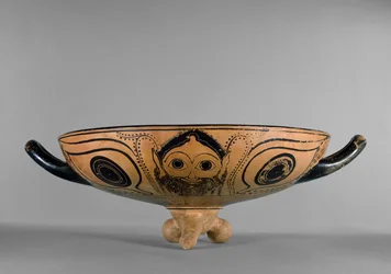 Coppa a figure nere attica decorata con un tondo con testa di Gorgone circondato da sei uomini reclinati che partecipano a un simposio, nello stile del Pittore di Andocide, c.500 a.C.