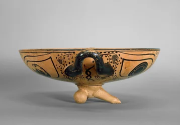 Coppa attica a figure nere decorata con un tondo con testa di Gorgone circondato da sei uomini reclinati che partecipano a un simposio, nello stile del Pittore di Andocide, c.500 a.C.