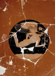Coppa attica con figure rosse (dettaglio) firmata dal vasaio Kachrylion che rappresenta un eroe greco sotto le sembianze di un bel giovane alato (forse Eros), 510 a.C. Ceramica greca restaurata. Museo archeologico di Firenze (dettaglio)