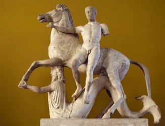 Dioscuro e cavallo sostenuti da un Tritone, marmo pario, decorazione scultorea dalla facciata occidentale del tempio del distretto di Marasa, Locri, Calabria, Italia, civiltà greca, V-IV secolo a.C.