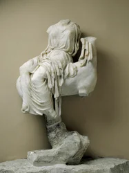 Statua femminile drappeggiata come offerta votiva, da Sorrento