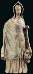 Figurina di una donna che indossa un chitone e un himation che le copre la testa, possibilmente da Myrina, Asia Minore, 250-200 a.C.