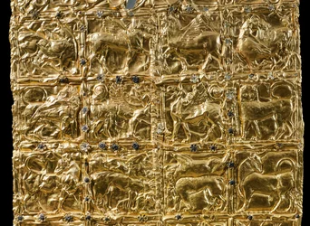 Foglio con decorazione in rilievo da Delfi (oro) (dettaglio)