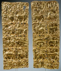 Foglio con decorazione in rilievo da Delfi (oro)