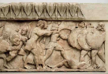 Gigantomachia: il leone di Cibele divora un gigante mentre Apollo e Artemide combattono contro i giganti, 525 a.C.