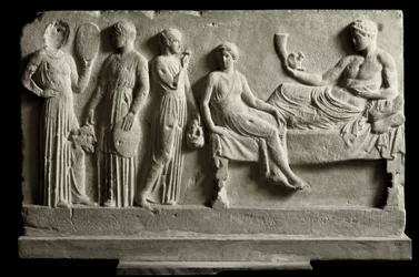 Arte greca: bassorilievo votivo in marmo dedicato a Dioniso Bacco dai commedianti, rappresenta 