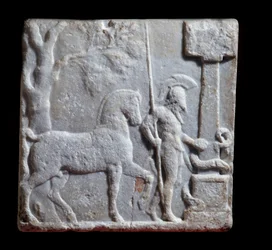 Arte greca: stele in marmo decorata con un cavaliere e il suo cavallo. Palazzo Ducale, Mantova, Italia
