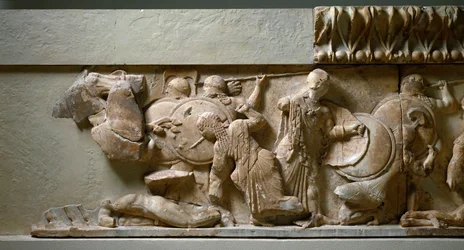Arte greca, ionica: fregio settentrionale del Tesoro di Siphnos: scena di gigantomachia, Apollo e Artemide combattono contro un gigante. 525 a.C. Delfi, museo archeologico