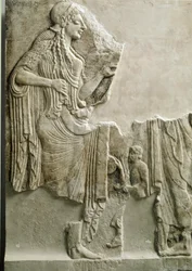 Antichità greca: una famiglia che fa un sacrificio alla dea Atena. Bassorilievo. 550 a.C. Dall