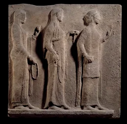 Arte greca: placca del passaggio dei Theores: faccia che rappresenta le Grazie. Basso rilievo in marmo dall