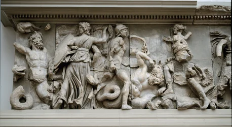 Arte greca: raffigurazione di Ecate e Artemide. Fregio dell