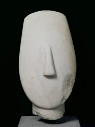 Testa di donna, frammento di una statua da Keros, Periodo Cicladico Antico II, c.2700-2400 a.C.