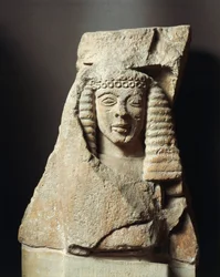 Frammento di metopa con figura femminile, da Micene, Grecia, VII secolo a.C. (calcare)