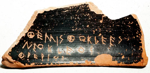 Ostrakon o ostracon, plurale: ostraca o ostraka, frammenti di ceramica usati come schede di voto durante le procedure di ostracismo nell