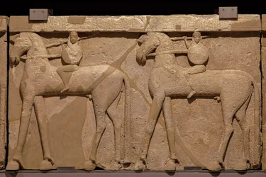 Fregio in pietra di Poros che raffigura una processione di cavalieri. VII secolo a.C.