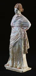 Statuetta di una donna con abiti drappeggiati, da Tanagra, Beozia