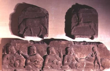Due Metope che Raffigurano un Centauro e un Cinghiale e un Fregio che Raffigura Eracle che Festeggia, dal Tempio di Atena ad Assos (Misia) c.540-520 a.C.