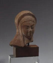 Testa femminile, frammento di una statua del tipo Spedos a braccia incrociate, primo periodo cicladico II, c.2700-2400 a.C. (marmo)