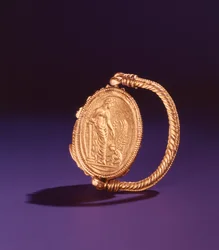 Anello con Afrodite ed Eros