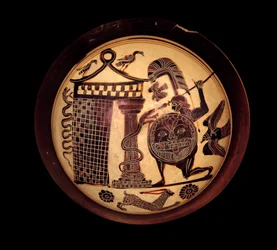 Arte greca: coppa laconica con figure nere rappresentanti Cadmo che combatte il drago di Tebe o Apollo e il serpente Pitone