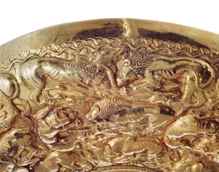 Ciotola per libagioni con decorazioni in rilievo a forma di leoni e pantere