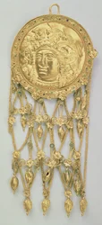 Pendente con la testa di Atena Parthenos (oro e smalto)