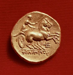 Retro di uno statere di Filippo II (382-336 a.C.) di Macedonia raffigurante un auriga, 356-336 a.C. (oro)