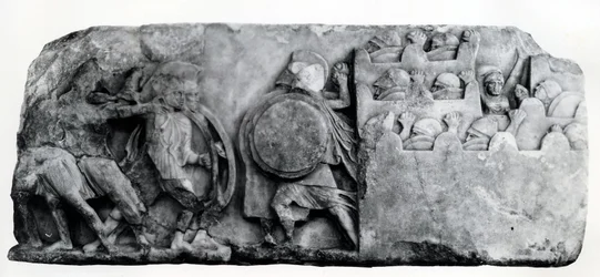 Sezione del fregio del Monumento delle Nereidi a Xanthus, circa IV secolo a.C. (rilievo)