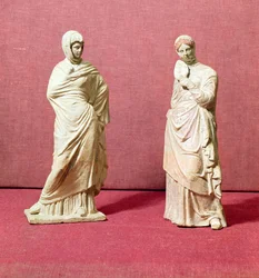 Due statue di donne in piedi, da Tanagra, c.350 a.C.