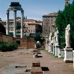 Foro Romano: statue delle vestali. Casa delle vestali (Casa delle Vestali o Atrio di Vesta)