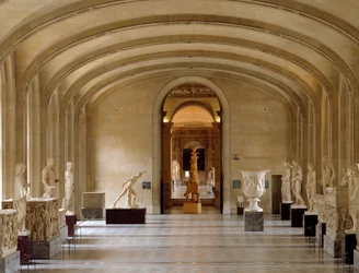 Vista della sala Daru del Museo del Louvre: pezzi di antichità greche e romane dalla collezione Borghese