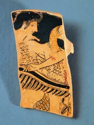 Frammento di piatto attico raffigurante Apollo che vola su un cigno verso il paese degli Iperborei, di Euphronios, ceramica a figure rosse