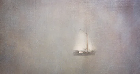 Barca a vela nella nebbia