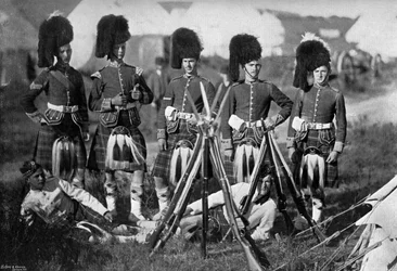 Una guardia del campo degli Highlanders di Seaforth alle manovre della New Forest, Hampshire