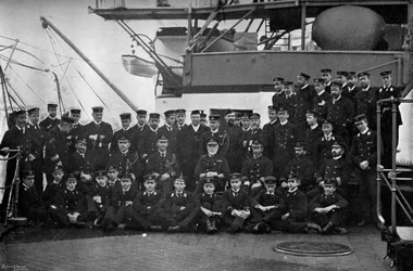 Ammiraglio Lord Walter Kerr e i suoi ufficiali sul ponte di poppa della sua nave ammiraglia, HMS Majestic, 1896