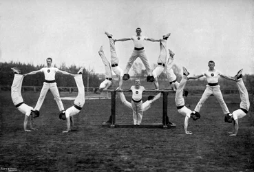 Esibizione dello staff ginnico di Aldershot, Hampshire, 1896