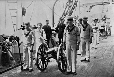 Esercitazione con un cannone leggero a bordo della HMS Camperdown, 1895