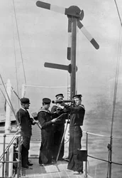 Segnalazione con il semaforo a bordo della HMS Camperdown, 1895