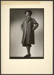 [Donna che modella il cappotto]