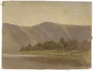 Fiume ai piedi di una montagna