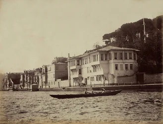 Edifici lungo la Baia di Tarabya, sul Mar di Marmara, Turchia