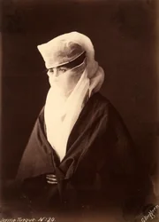 Donna turca con il volto coperto da un chador