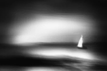 Barca a vela solitaria, mare sereno