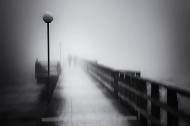 Una misteriosa passeggiata sul molo avvolto dalla nebbia