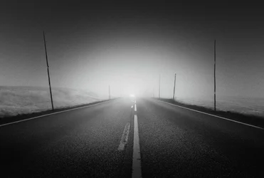 Una strada avvolta nella nebbia