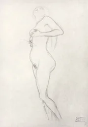 Ragazza nuda in piedi che guarda in alto