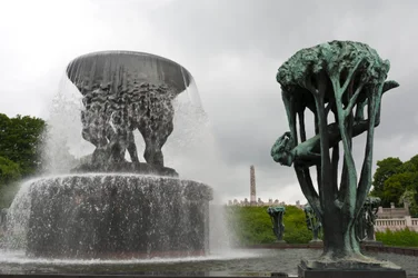 Fontana e scultura "Ragazza su un albero" nel Parco Frogner, Oslo, Norvegia