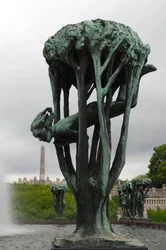 Ragazza su un albero, scultura nel Frogner Park, Oslo, Norvegia (bronzo)